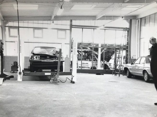 Errichtung der neuen Karosserieinstandsetzungshalle mit Rahmen-Richtbank 1978