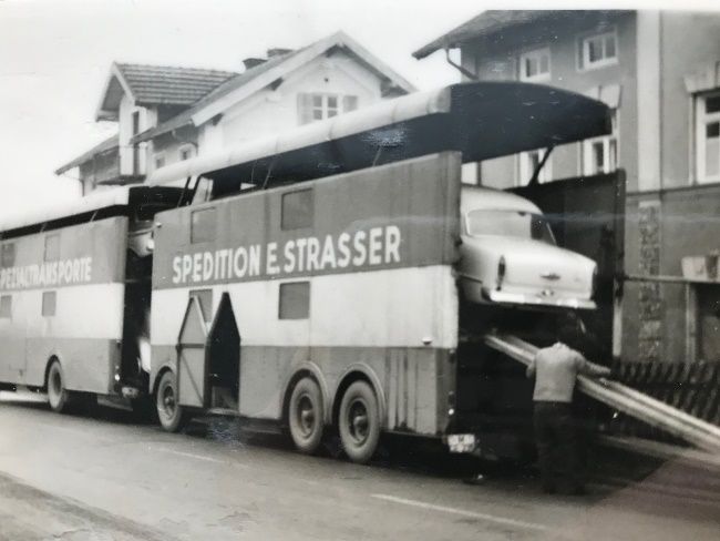 Fahrzeuganlieferung im geschlossenen Transporter 1958